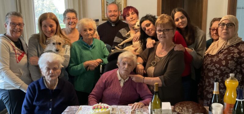 La festa di mercoledì scorso con, da sinistra, in piedi Myriam Devaud, Elena Donetti Dontin, Patricia Devaud, Dionigia Rina Perrin, don Alessandro Valerioti, Stefania Diemoz, Karen Orrù, Jolanda Miassot, Giulia Carlon, Anna Miassot e Giulia Idrissi; sedute Lea Michelet e la centenaria Maria Luigia Michelet