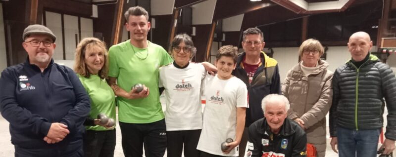 Sabato a Gressan: da sinistra l’arbitro Massimo Desandré Lombard, i vincitori Rosanna Danna e Stephan Celesia, i secondi Ezio Fassi e Thierry Salto, il presidente del Le Carreau Remo Comé, Daniela Guerraz e Mauro Zonin, davanti Dario Guerraz