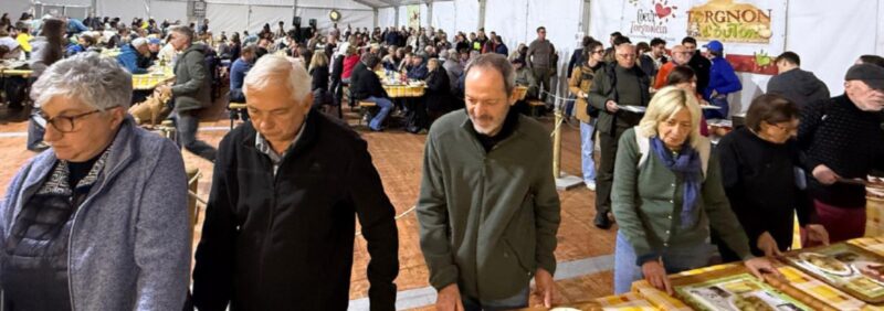 Un momento del pranzo di domenica scorsa nel padiglione