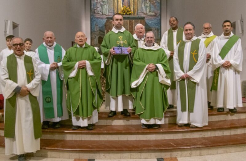 da sinistra, padre Gianpaolo Gugliotta, padre Palmiro Delalio, padre Marcello Sgarbossa, padre Gregorio Glabas, padre Giancarlo Todesco, padre Carlo Mattei nuovo parroco dell’Immacolata, padre Jean-Claude Bizindavyi, padre Maurizio Vella nuovo vice parroco e i diaconi Roberto Cerise e Michelangelo Furfaro (foto di Augusto Martinet)