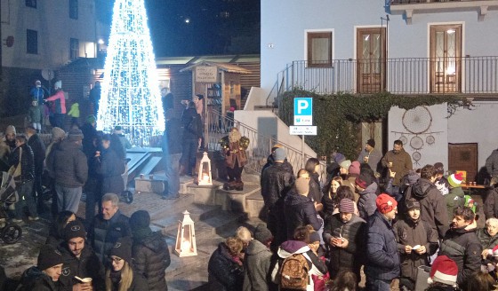 Accensione delle luminarie a Nus