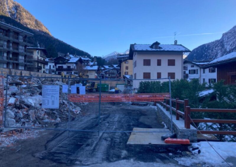 Courmayeur, demolito l’ex Hotel Vittoria se ne va un pezzo di storia. Al suo posto nascerà Vittoria Luxury Home, undici dimore esclusive