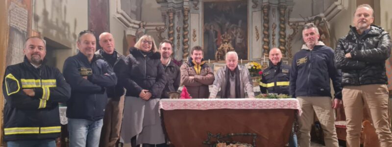 Da sinistra il vicesindaco di Bionaz Albert Joseph Betemps, il capo distaccamento di Bionaz Egidio Jordaney, l’assessore di Oyace Gilbert Chenal, il sindaco di Oyace Stefania Clos, l’assessore di Oyace Loris Landry, Flavio Petitjacques, don Ivano Reboulaz, Christian Betemps, Leo Betemps e il sindaco di Bionaz Valter Nicase