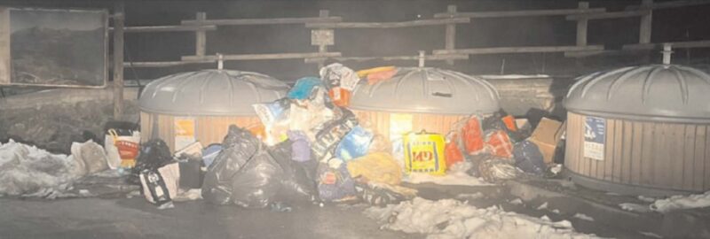 Due esempi di situazioni di degrado nelle aree di raccolta dei rifiuti nei giorni scorsi sul territorio comunale di Jovençan 1