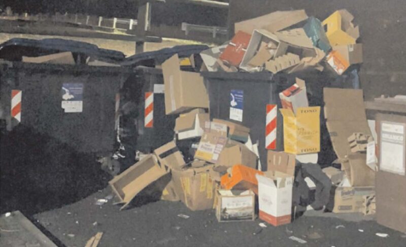 Due esempi di situazioni di degrado nelle aree di raccolta dei rifiuti nei giorni scorsi sul territorio comunale di Jovençan