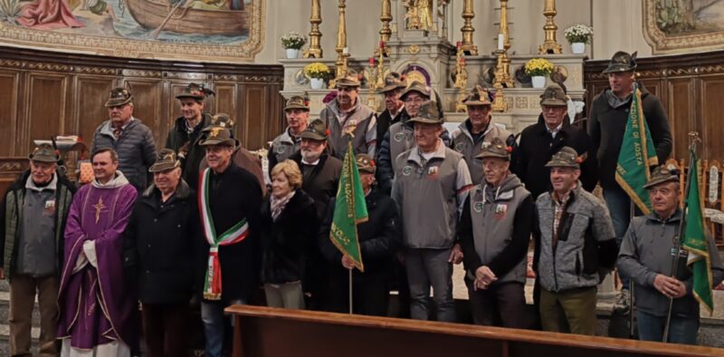 e gli alpini di Saint-Pierre nella chiesa parrocchiale, in occasione della festa