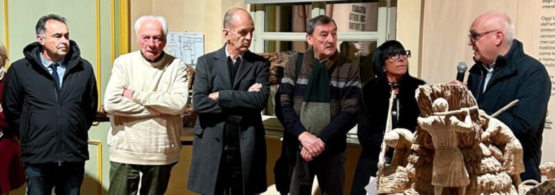 Giovedì scorso è stata inaugurata la mostra “Il cuore pulsante del legno” con da sinistra il sindaco di Doues Giorgio Abram, lo scultore Guido Diémoz, il presidente dell’Ivat Bruno Domaine, il curatore dell’esposizione Guido Corniolo, la dirigente Laura Mellano e l’assessore alla Cultura del Comune di Savigliano Roberto Giorsino