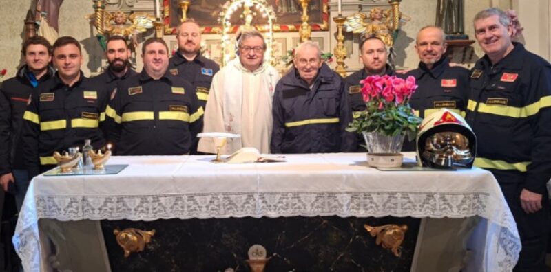 I Vigili del Fuoco volontari di Villeneuve sabato scorso, 6 dicembre, con da sinistra Gioele Pellissier, Michel Perrier, Emanuele Rizzo, Fabiano Pellissier, Valter Perrier, don Renato Roux, Francesco Pellissier, Davide Chapellu, Stefano Domaine e Romano Pellissier