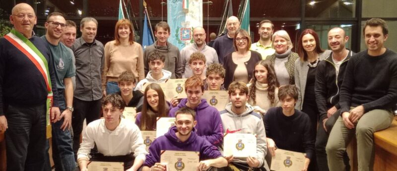 I diciottenni che hanno ricevuto le carte di maturità civica prima del Consiglio comunale di lunedì a Pollein