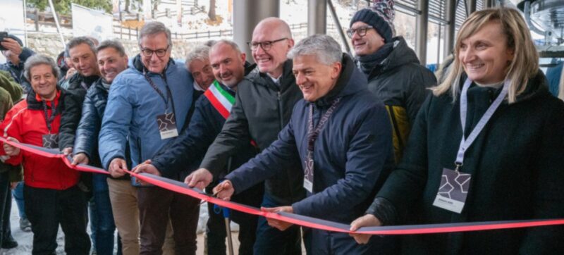 Il taglio del nastro con, da sinistra, gli assessori regionali Mauro Baccega e Davide Sapinet, il consigliere regionale Laurent Viérin, l’assessore regionale Giulio Grosjacques, il presidente della Pila Spa Davide Vuillermoz, il sindaco di Gressan René Cottino, il presidente della Regione Renzo Testolin, l’assessore regionale Luigi Bertschy, il consigliere regionale ed ex sindaco di Gressan Michel Martinet e l’assessore regionale Speranza Girod