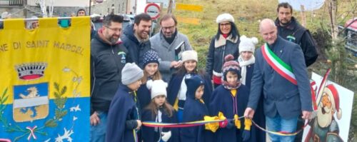 Saint-Marcel, successo per i mercatini al castello. Oggi canta il Coro Sant’Orso