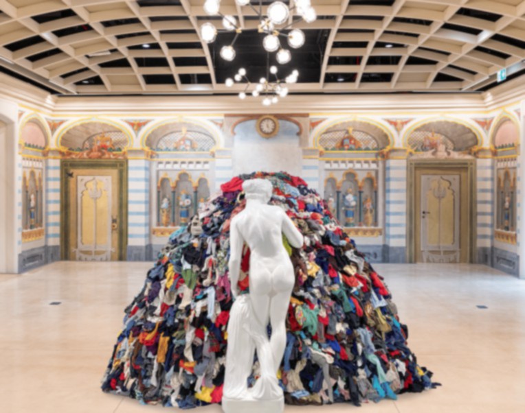 La Venere degli Stracci di Michelangelo Pistoletto esposta nella Sala dipinti dell’ex Hotel Ange
