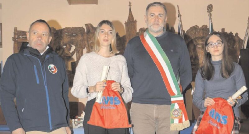 La consegna delle carte di maturità civica con, da sinistra, il segretario dell'Avis di Chatillon Luciano Lombard, Elodie Cretier, il sindaco Marco Vesan ed Elisabetta Vesan
