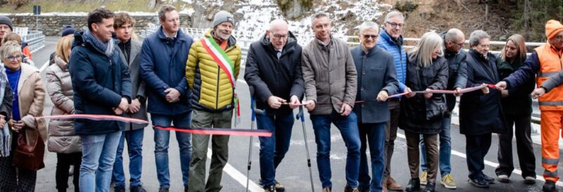 Le autorità presenti all’inaugurazione del nuovo ponte di Chevril sabato scorso, 20 dicembre,