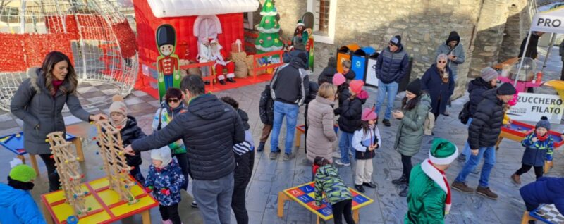 Tanti bimbi con le loro famiglie hanno partecipato mercoledì alla festa organizzata dalla Pro Loco per Natale