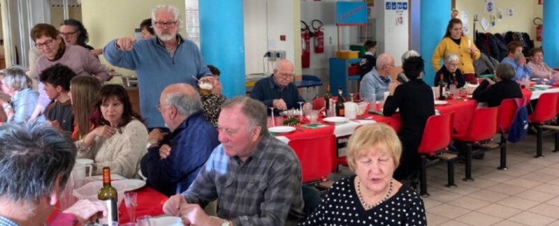 Un momento del pranzo degli anziani organizzato dal Comune di Nus