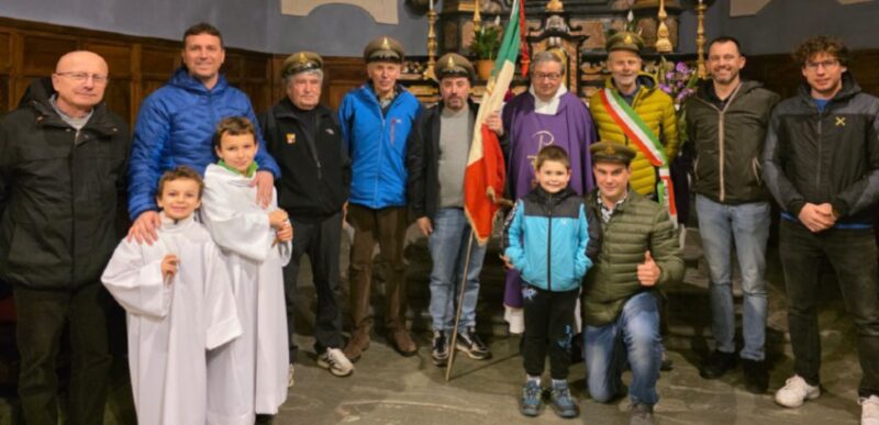 e i «sapeurs» di Aymavilles: da sinistra Giorgio Perin Riz, Aurelio Empereur, Renzo Carlin, Mauro Vidi, Fabio Levirat, don Renato Roux, il sindaco Luigi Pepellin e il vice Daniel Tazzara, Simone Bonoldi, accosciato Simon Tazzara e davanti i piccoli Mael, Maxime e Mathis