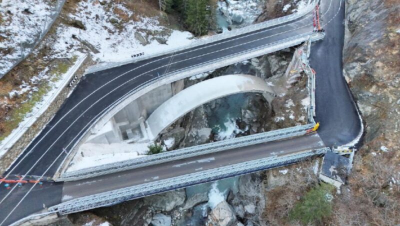 e il nuovo ponte - con accanto il «supplente» Bailey - visto dall’alto