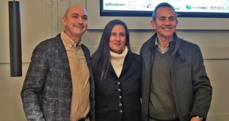 A Courmayeur durante la presentazione di lunedì scorso da sinistra Andrea Borroni di Espoire Mont Blanc, Chiara Osnago Gadda di Evolution Horizon Award e Érik Comas, ex pilota in Formula 1 e alla 24 Ore di Le Mans, dove fu secondo nel 2005