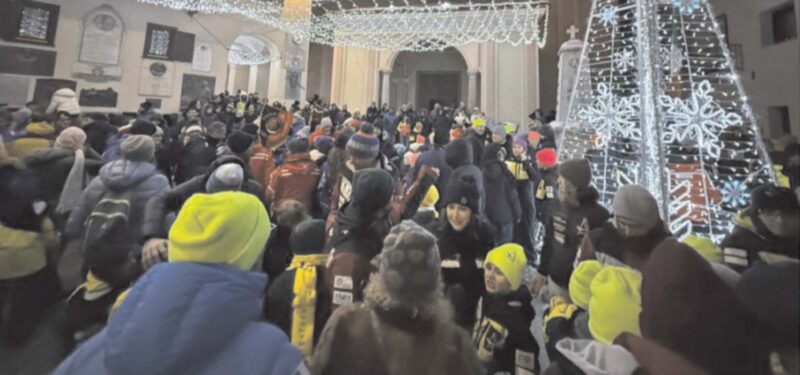 Due suggestive immagini della fiaccolata di lunedì scorso, 29 dicembre, a Valtournenche (foto Andrea Egidio Macchi) 1