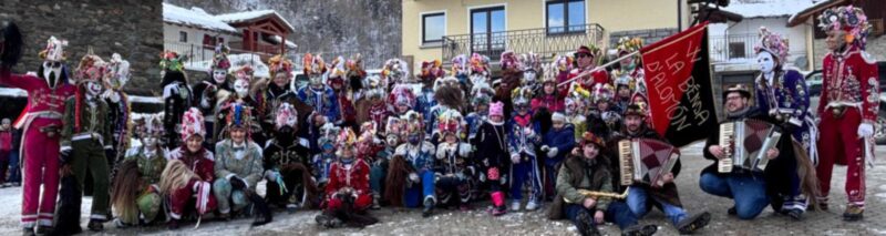 Foto di gruppo per la Benda di Ollomont che sabato ha dato il via ai Carnevali nel Gran San Bernardo