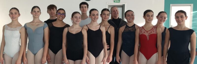 I partecipanti allo stage di danza classica con da sinistra Sofia Maria Barmasse, Margot Fadda, Lorenzo Bianchi, Emma Lidia Chiabotto, Asia Pession, Didier Motto-Martinetto (allievo dell'Opera di Vienna), Margherita Fea, Cecilia Zoppo, la maestra Elisabetta Hertel, Matilde Foletto, Maria Venuti, Evelyn Letey e Serena Spanò