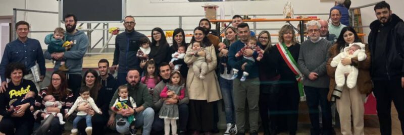 La consegna delle puette ai nuovi nati domenica scorsa, 18 gennaio, a Gignod, in occasione della festa patronale