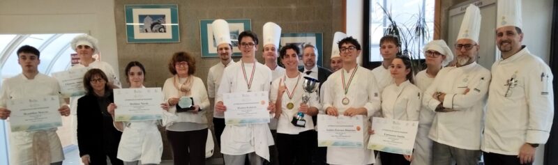 La premiazione del Concorso Miglior Allievo con da sinistra Moreno Menaldino, Samuele Chiarotto, la direttrice Angelina Domina, Nicole Dublanc, Silvana Tamarin, Paolo Griffa, Gabriele Florian, Stefano Bulla, Matteo Stumbo, Mirko Sarteur, Christian Turra, Lorenzo lodato, Giovanni Spalla, Amalia Carruozzo, Marcello Costanza, Stefano Lorusso e Gianluca Masullo