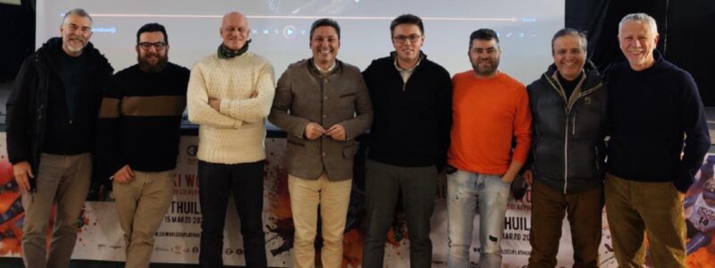 La presentazione del cortometraggio “Contrebandji ” a La Thuile con da sinistra il produttore statunitense David Martinez in villeggiatura nel paese, Bernard Usel di Télécombat, Andrea Mascetti dell’associazione culturale lombarda “Terra insubre”, il consigliere regionale Laurent Viérin, l’assessore comunale Davide Carradore Daniel, il presidente di Télécombat Joel Albaney, Lele Panza di Biella membro dell’associazione “Terra insubre” e il direttore generale dell’Ente Fiera del tartufo bianco d’Alba Stefano Mosca