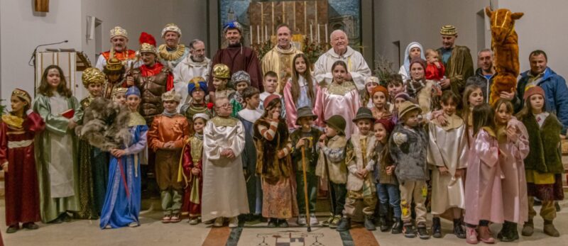 Martedì scorso, 6 gennaio, nel santuario di Maria Immacolata ad Aosta durante la Messa delle 18 per la solennità dell’Epifania di Nostro Signore, è andato in scena il presepio vivente: la celebrazione eucaristica è stata presieduta da padre Maurizio Vella con i confratelli padre Carlo Mattei e padre Giancarlo Todesco (foto Augusto Martinet)