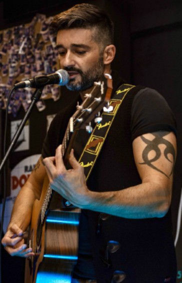 Simone Perron E’ in uscita il nuovo mini-cd di Simone Perron: cantautore, scrittore e ...