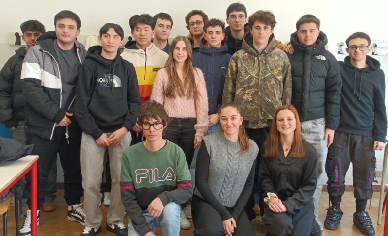 la 5A IT con i formatori CJV - in prima fila accosciati - Killian Anders Godioz, Sara Rollandin e Vittoria Mosconi
