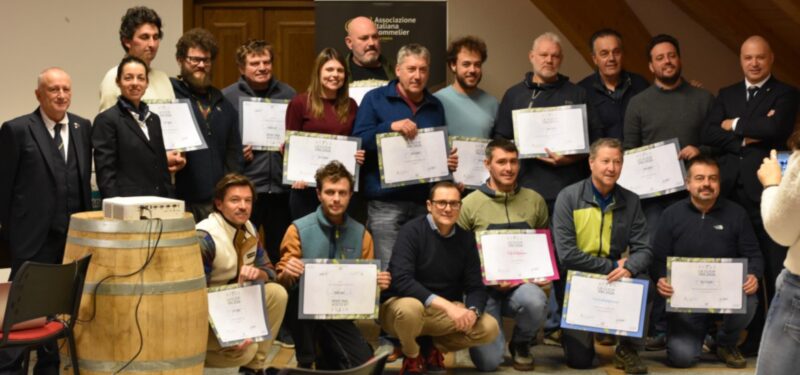La premiazione di mercoledì scorso con, da sinistra, in piedi Nicola Abbrescia, Katia Albanese, André Gerbore, Didier Grosjean, Eraldo Grosjean, Martina Vierin, Patrick Ronzani, Luciano Zoppo, Nicolas Bovard, Giorgio Anselmet, Elio Ottin, Raffaele Crotta e Alberto Levi; accosciati Laurent Cunéaz, Sylvain Deguillame, Stefano Difrancesco, Henri Anselmet, Diego Betemps e Andrea Costa