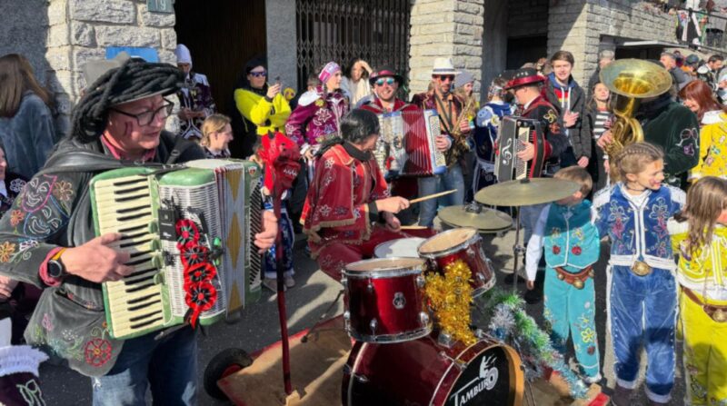 I Carnevali conclusi in un’esplosione di colori. Roisan ha festeggiato i 40 anni della sua Benda