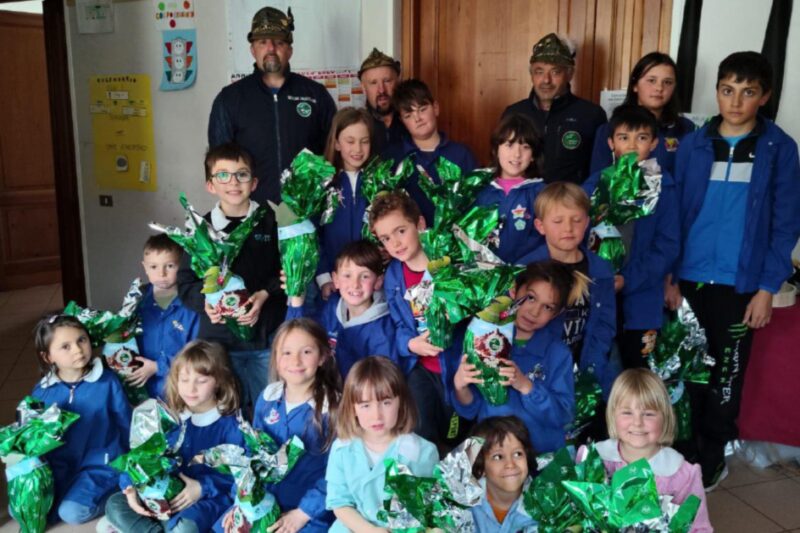 Gli alpini di Doues, Allein e Bionaz hanno consegnato le uova di Pasqua ai bambini delle scuole