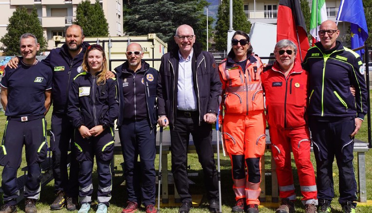 Il Direttivo regionale delle associazioni di volontariato di Protezione Civile con da sinistra Federico Modafferi, Maurizio Lanivi, Veronica Barbagelata, il capo della Protezione Civile valdostana Valerio Segor, il presidente della Regione Renzo Testolin, Valeria Machet, Paolo Sinisi e Massimiliano Alì