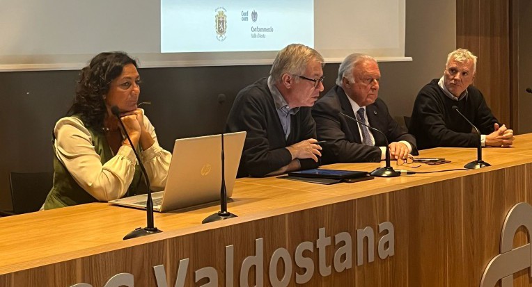 L’incontro nella Sala conferenze della Bcc di lunedì scorso con da sinistra L’assessora allo Sviluppo economico, alle Attività produttive e all’Attività urbana Simonetta Salerno, il sindaco Raffaele Rocco, il presidente di Confcommercio Valle d’Aosta Graziano Dominidiato e il presidente di Confcommercio Aosta Ermanno Bonomi