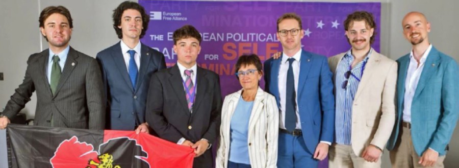 A partir de gauche Elia Perruquet, Andrea Prudenziati, Léon Bianquin, Lorena López de Lacalle présidente de l’Efa (European free alliance), le président de l'Uv Joël Farcoz, Daniel Dujany et Frédéric Piccoli