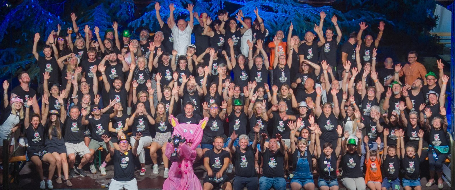 Foto di gruppo per i volontari che hanno lavorato alla decima edizione della festa dedicato al Prosciutto Saint Marcel