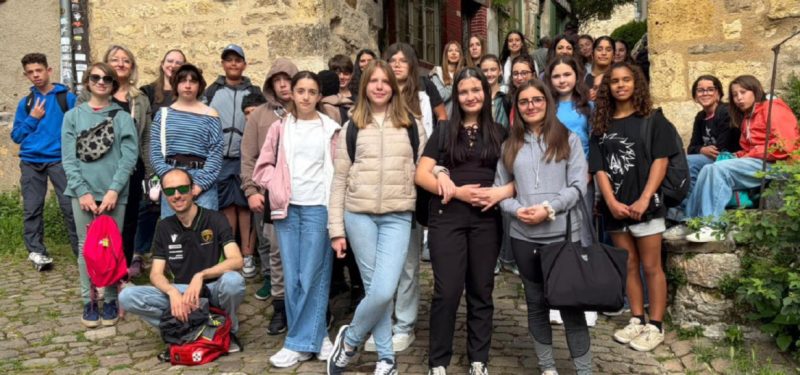 Gli studenti dell’Istituzione scolastica “Luigi Barone” a Cordes-sur-Ciel, nell’Occitania francese