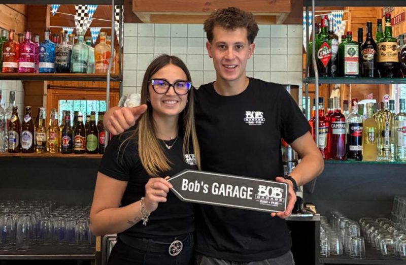 Il giovane Manuel Péaquin insieme alla sorella Margot dietro il bancone del Bob’s Garage Bar Pub, nuova gestione del locale dell’area sportiva di Antey-Saint-André