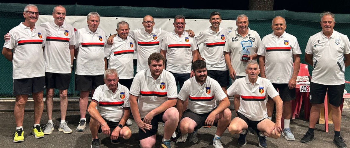 L’Aostana che giovedì 25 ha conquistato il campionato regionale di Seconda categoria: da sinistra in piedi il direttore tecnico Emilio Cerise, il vice Roberto Floran, Renato Moro, Ildo Desandré, Mauro Ajmone, Fabio Testolin, Mikael Mongiovetto, il presidente Alessandro Durand, Piercarlo Bertolina e l’arbitro Aldo Rosset Aldo, accosciati Sergio Imperial, Simone Bosc, Alessio Gallo e Piersandro Barailler
