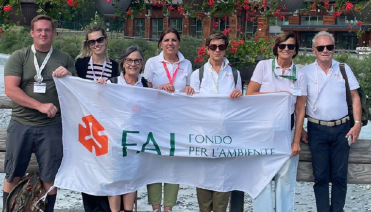 Da sinistra Marrone Del Col e Giorgia Pasquettaz del Gruppo Giovani con Mara Cericola, la capo delegazione del FAI Alessandra Fulginiti, Daniela Nelva Stellio, Anna Fosson e Cesare Gerbelle