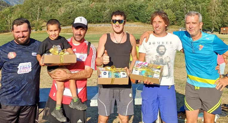 I vincitori con Luca Champion e da sinistra Alex Gaspard e il piccolo Leon, André Rolland, Fabrizio Perret e Agostino Grosjacques