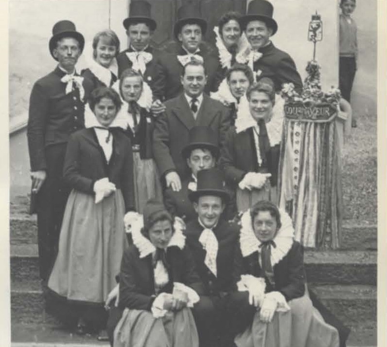 In una foto d'antan del progetto Dimension Montagne il gruppo dei Badochys tra il 1955 e il 1965 con in basso da sinistra Elsa Grivel, Natalino Truchet e Wilma Brocherel; alle spalle di Truchet, Walter Grivel. Seconda fila: Laura Grivel, Delfina Jordaney, il maestro, Alice Ollier e Rosanna Guedoz. Terza fila in alto Giulio Guedoz, Eugenia Milliery, Alessio Ollier, X, Cesarina Berthod e Franco Savoye.