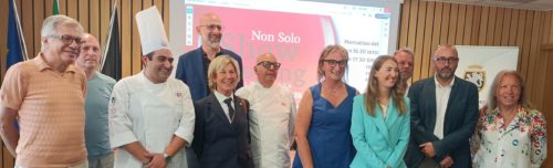 La presentazione dell’iniziativa con, da sinistra, il sindaco di Aosta Raffaele Rocco, l'assessore di Pré-Saint-Didier Lorenzo Negrini, lo chef Giuseppe Cardullo, Patrizia Politi dell’Ais VdA, il direttore di Coldiretti VdA Roberto Bianco, Leopoldo Gerbore dell'Unione Cuochi Valle d'Aosta, l'assessora all'Agricoltura e Risorse naturali Speranza Girod, la dirigente regionale Anais Piccot, il sindaco di Issime Enrico Montanari, il sindaco di Ayas Alex Brunod e Carlo Benvenuto