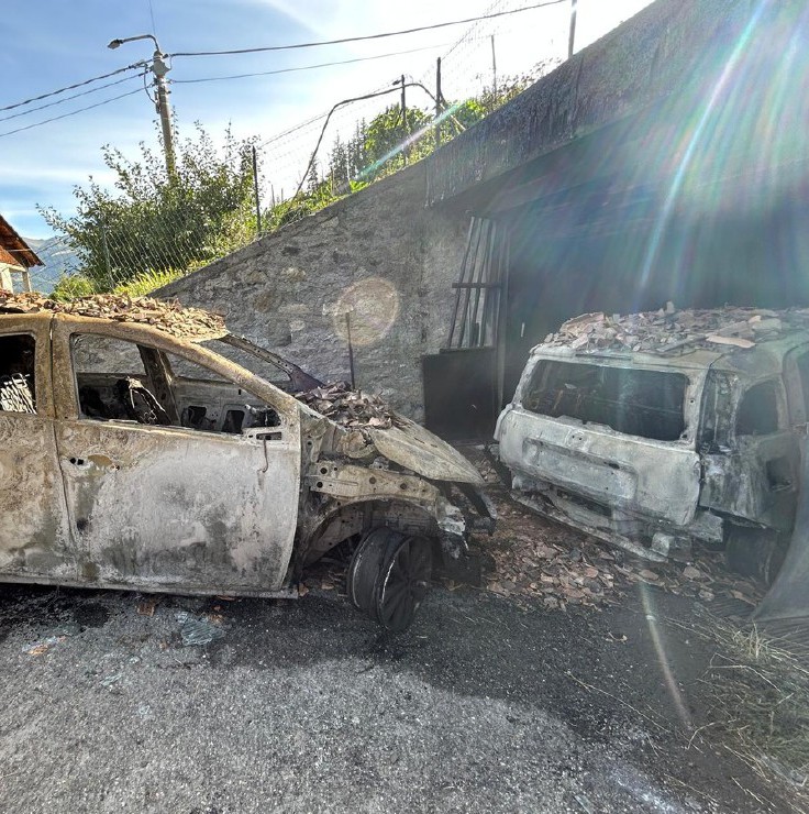 Le carcasse delle automobili bruciate nell’incendio nel garage