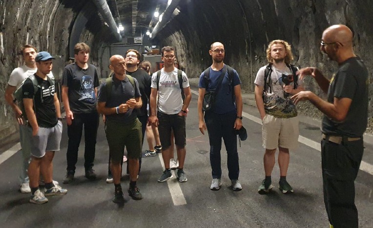 Mercoledì scorso, 15 luglio, gli studenti universitari hanno visitato la struttura di formazione del Corpo Valdostano dei Vigili del Fuoco, situata presso la galleria Sorreley Meysattaz, con il direttore della scuola regionale Stefano Borrello