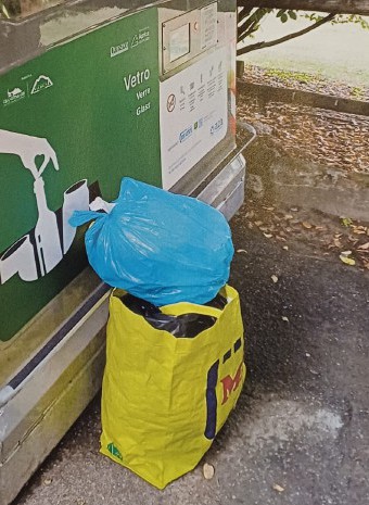 Rifiuti abbandonati a La Salle