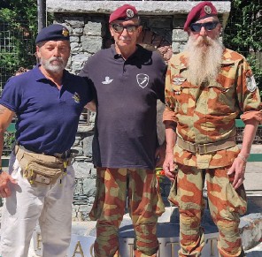 e a Verrès con da sinistra Claudio Coppo, socio sostenitore dell’Associazione nazionale Arditi incursori di Marina, Luciano Santi e Giovanni Chivino, rispettivamente socio e presidente della Sezione valdostana dell’Associazione nazionale paracadutisti